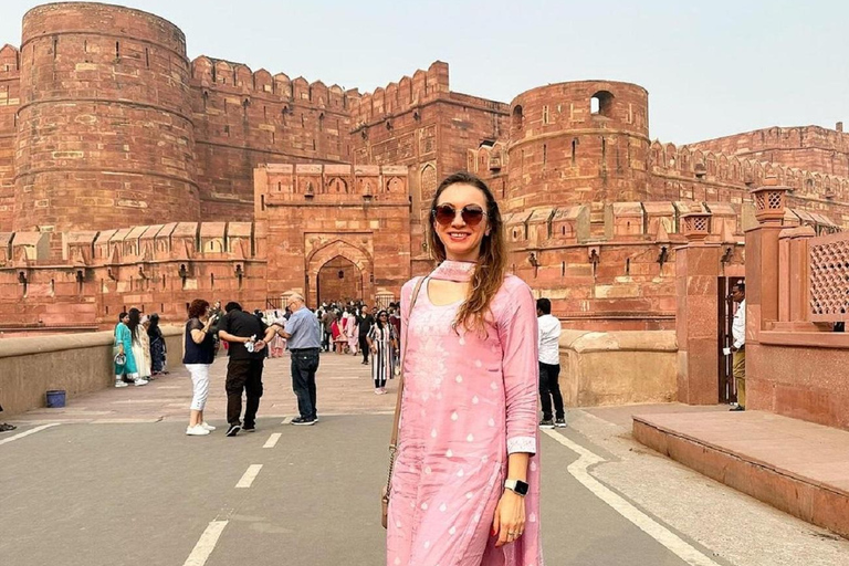 Aluga um sari ou um pijama kurta para visitar o Taj Mahal e tirar fotografias