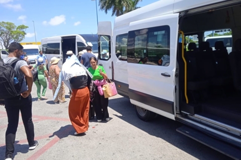 Traslado de ida o ida y vuelta del aeropuerto a Puerto MorelosAeropuerto de Cancún: Traslado de ida y vuelta a Puerto Morelos