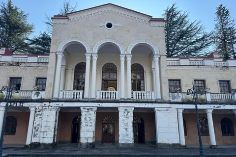 Kutaisi: Tskaltubo Town and Tetra Caves with Wine Tasting