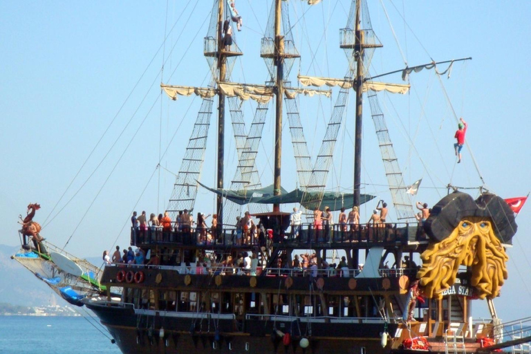 Alanya: Piratenboot boottocht bij zonsondergang met diner en schuimparty