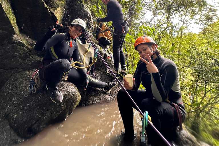 ميديلين: جولة نصف يوم للنزول إلى الشلالات الرائعة.