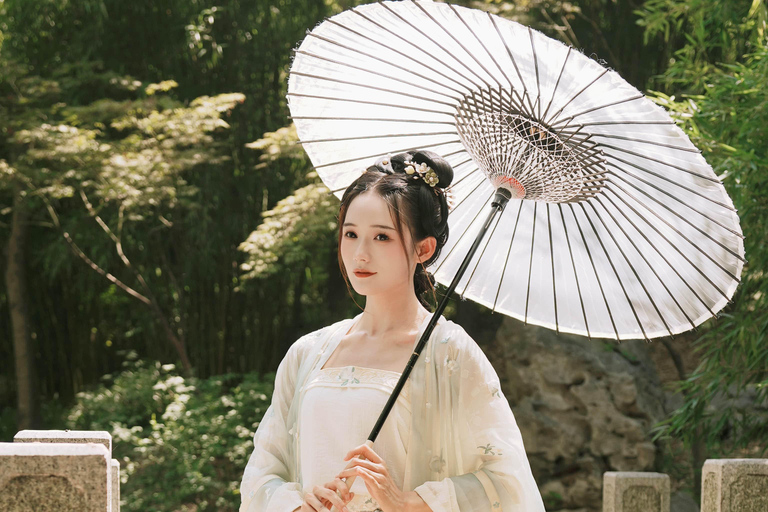 Hangzhou: Hanfu Portrait Shoot at West Lake 1-hour photoshoot