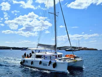 Athens: Riviera Catamaran Tour with Fresh Meal and Drinks