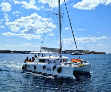 Athens: Riviera Catamaran Tour with Fresh Meal and Drinks