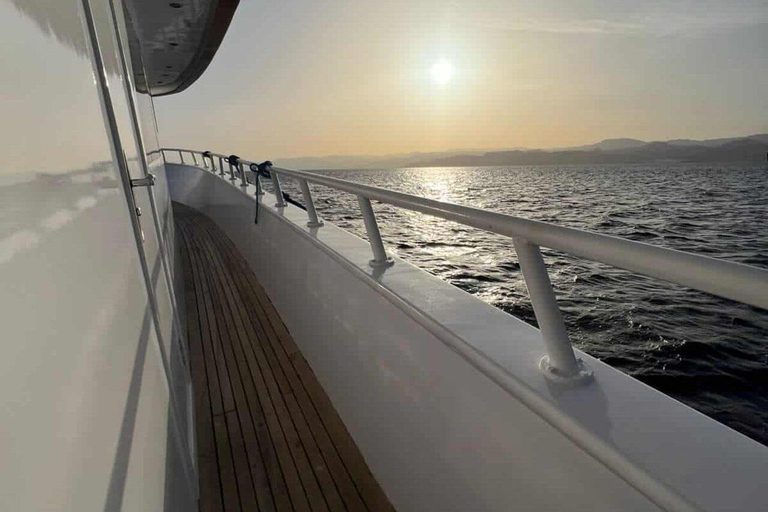 Aqaba: Private Sunset Cruise Boat Tour with Snacks
