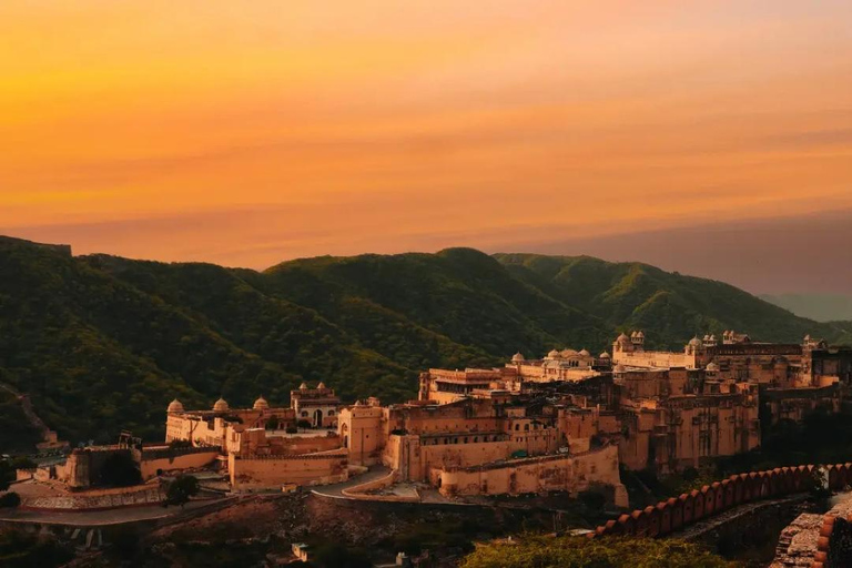 Jaipur: Privat stadsvandring med förare och guideJaipur: Privat tur med chaufför och guide och inträde