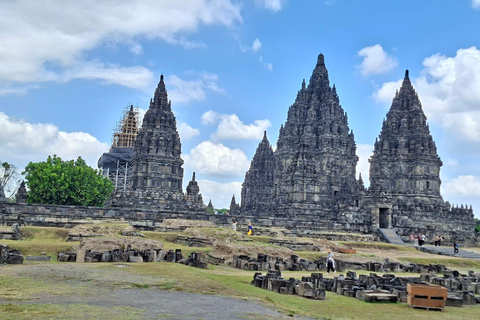 Yogyakarta: Borobudur Sunrise & Prambanan Tour