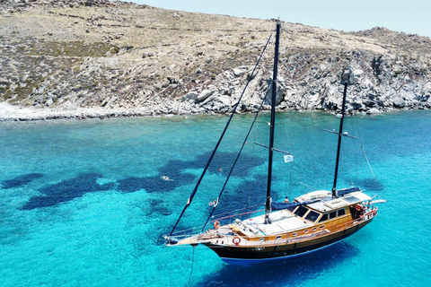 Mykonos : Croisière au coucher du soleil avec dîner léger et boissonsCroisière en bateau au départ du port d'Agios Ioannis