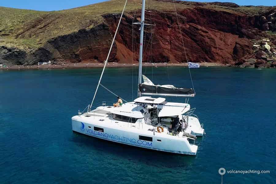 Santorini: Kreuzfahrt bei Sonnenuntergang mit Badestopps, Abendessen und Getränken. Foto: GetYourGuide