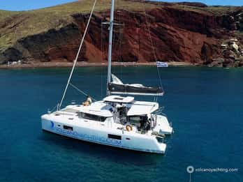 Santorini: Kreuzfahrt bei Sonnenuntergang mit Badestopps, Abendessen und Getränken