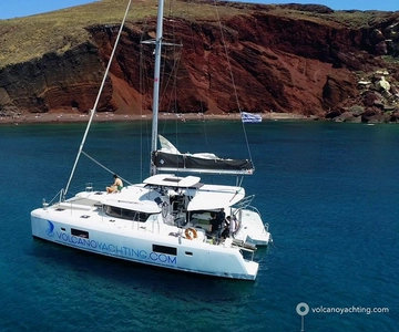 Santorini: Sunset Cruise with Swim Stops, Dinner, and Drinks