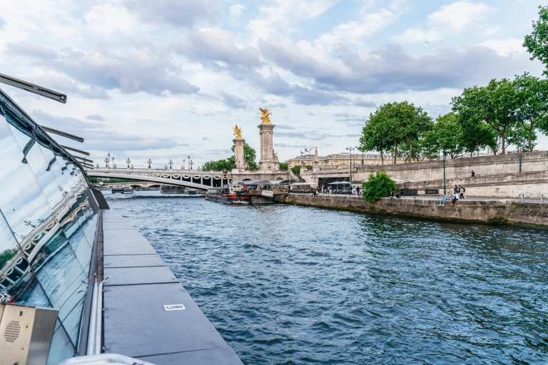 Paris: Evening Cruise with Dinner on River Seine Paris 2.5-Hour Dinner Cruise: Service Etoile