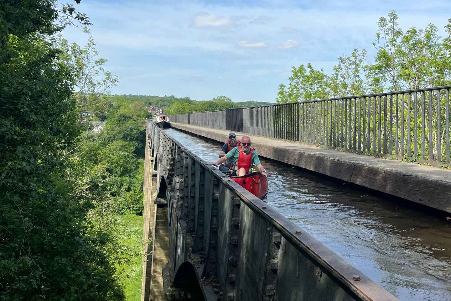 兰戈伦：水道之旅——皮划艇或独木舟巡航

关键词：兰戈伦、水道、皮划艇、独木舟、巡航

描述：
探索威尔士兰戈伦的绝美风光，乘坐皮划艇或独木舟，享受水道巡航的独特体验。无论是追求刺激的冒险家还是寻找宁静的旅行者，这里都是您的理想之选。