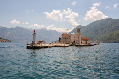 Tour in motoscafo della baia di Boka e della grotta azzurra per un ricordo che durerà tutta la vita