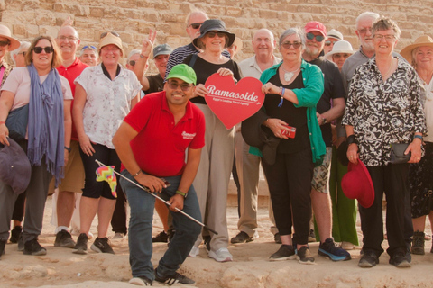 Pyramides, Sakkara et Memphis - Visite privée avec déjeunerVisite privée avec guide, transfert et déjeuner, à l&#039;exclusion des droits d&#039;entrée.