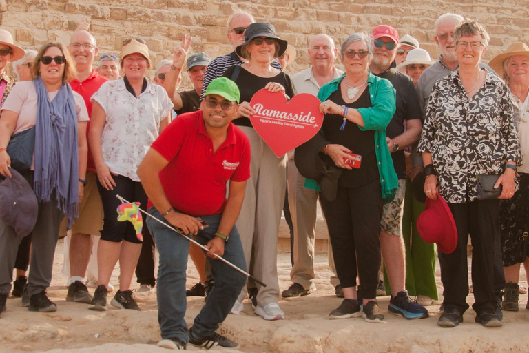 Pyramides, Sakkara et Memphis - Visite privée avec déjeunerVisite privée avec guide, transfert et déjeuner, à l&#039;exclusion des droits d&#039;entrée.