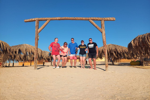 Hurghada: Delfiner, snorkling och Magawish Island Yacht Trip