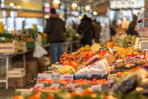 Provençaalse markt, winkelen en picknickmand aan het meer