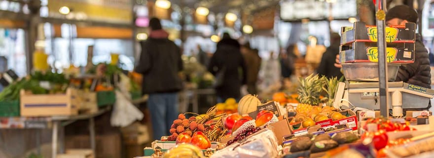 Marché provençal, shopping et panier pique-nique au bord du lac