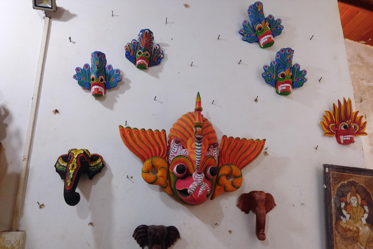 Galle: Traditional Wood Carving and Painting Workshop