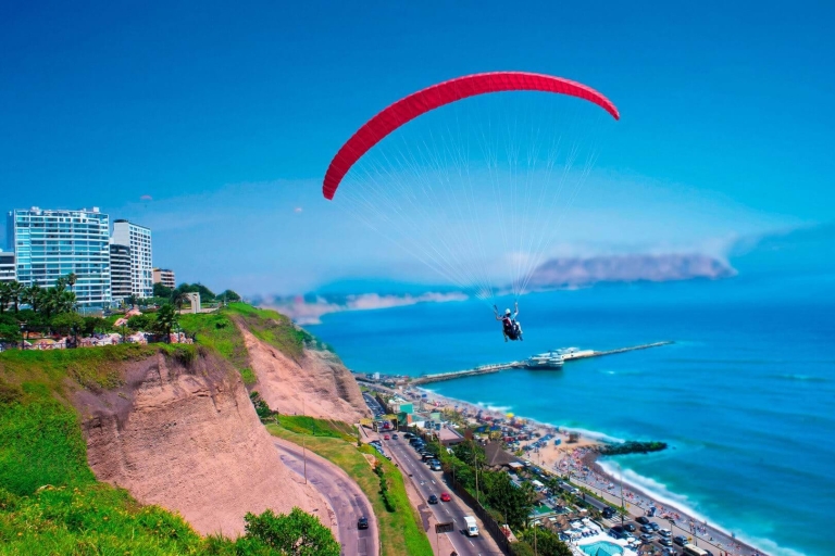 Paragliding-Flug mit einem Privatpiloten an der Costa Verde-LimaGleitschirmflug über die Bezirke der Costa Verde - Lima