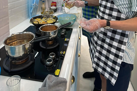 Mumbai: lezione di cucina indiana a casa di una famiglia del postoMumbai: lezione di cucina indiana a casa di una famiglia