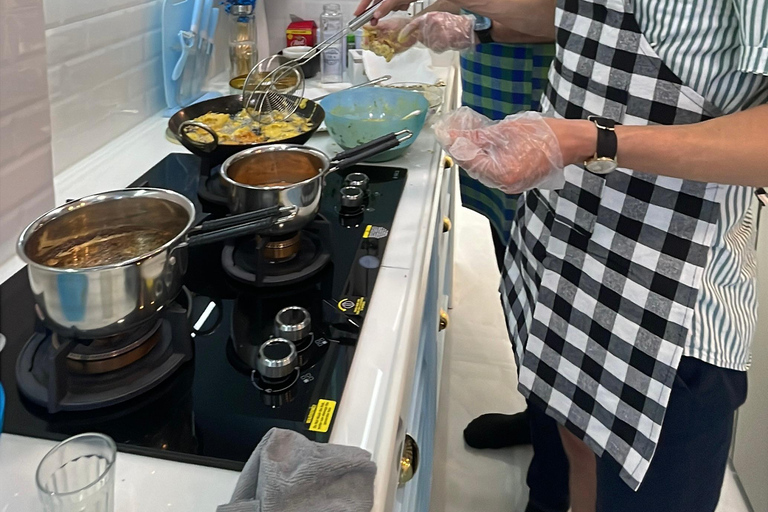 Mumbai: lezione di cucina indiana a casa di una famiglia del postoMumbai: lezione di cucina indiana a casa di una famiglia