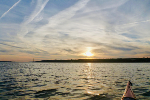 Wycieczka kajakiem morskim o zachodzie słońca w Quebec City z Mapple WineSpływ kajakowy o zachodzie słońca - spotkanie na wyspie Orleans