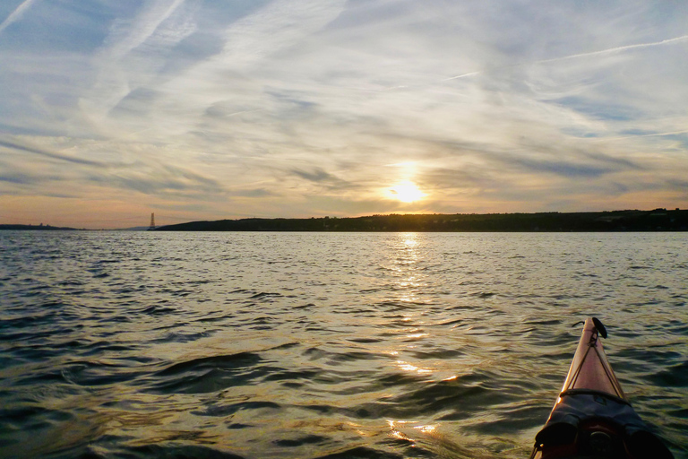 Wycieczka kajakiem morskim o zachodzie słońca w Quebec City z Mapple WineSpływ kajakowy o zachodzie słońca - spotkanie na wyspie Orleans