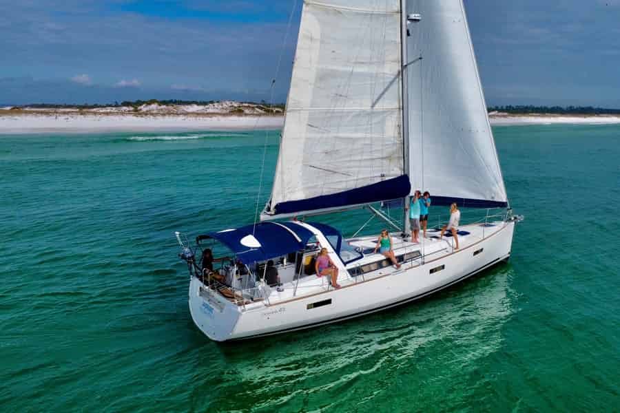 Panama City Beach: Segeln bei Sonnenuntergang auf dem Daydreams Segelboot. Foto: GetYourGuide