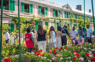 Von Paris aus: Tagestour nach Giverny & Versailles mit Mittagessen