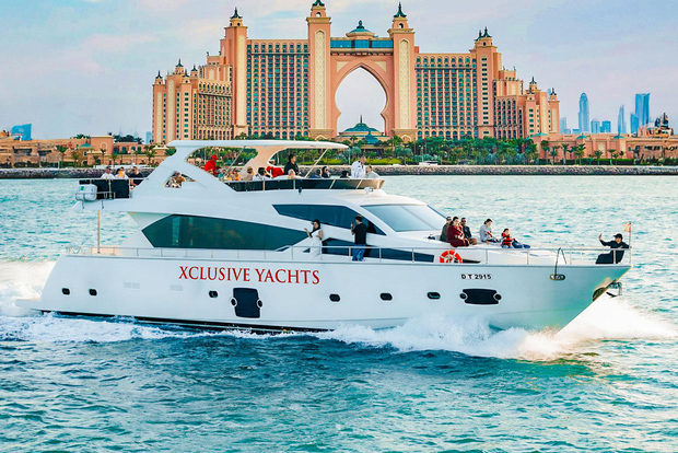 Dubai Marina: Luxus-Yacht-Tour mit Frühstück oder BBQ-Option