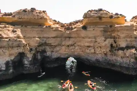 Albufeira: Kajak-Tour zu versteckten Höhlen und geheimen Stränden