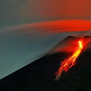 Yogyakarta: Evening at Merapi Volcano, admiring falling lava