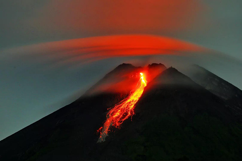 Yogyakarta: Evening at Merapi Volcano, admiring falling lava