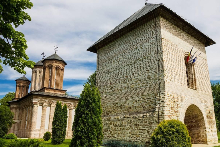 Bucharest: 7-Day Dracula Tour with Masquerade Ball