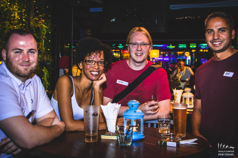 Kuala Lumpur: pub crawl in 3 locali con drinkKuala Lumpur: pub crawl serale in 3 locali con bevande