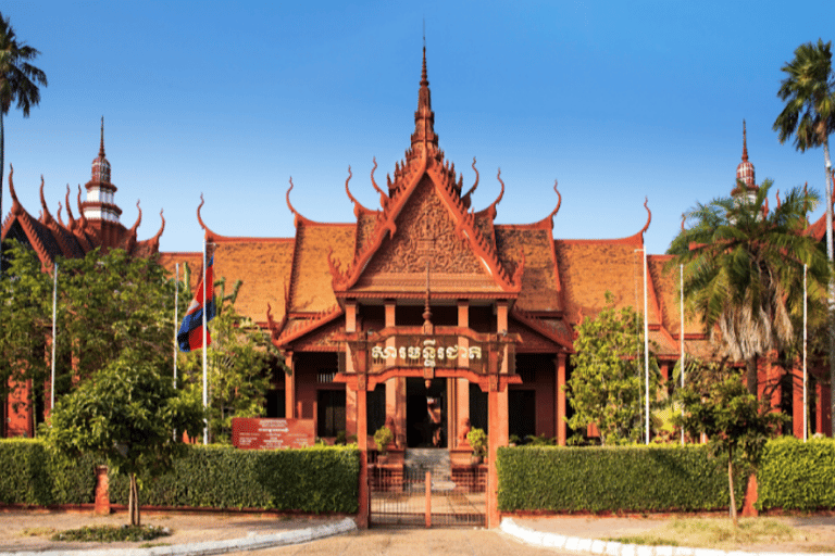 Royal Palace, National Museum, Russian Market & Wat Phnom Option 1: Private Tour with Tuk-Tuk Driver