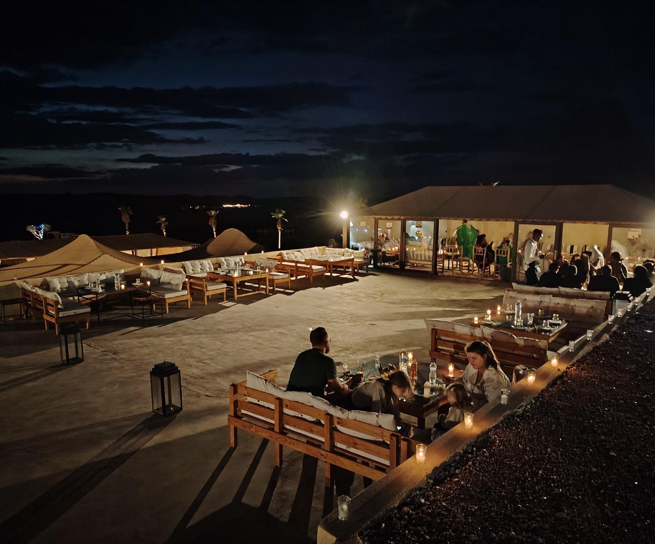 Agafay-Wüstentour mit Kamelritt, Abendessen und Show