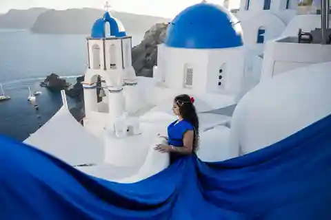 Fotografía con Vestido Volador en Oia, Santorini