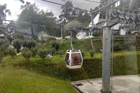 Quito: Hele dag naar Plazas, kerken, Teleférico en Evenaar