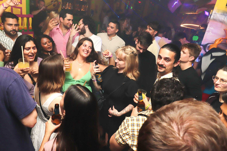 Madrid: Top Pub-Crawl with Drinks and Nightclub Entry