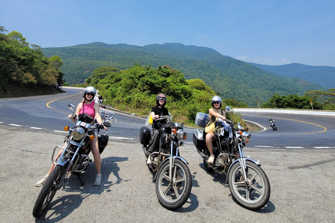 HAI VAN PASS RONDRIT OP DE MOTOR VANUIT HOI AN/ DA NANG