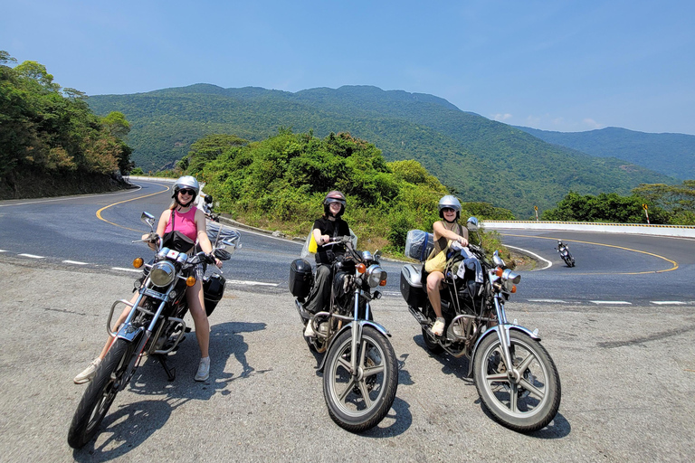 BUCLE DEL PASO DE HAI VAN EN MOTO DESDE HOI AN/ DA NANG