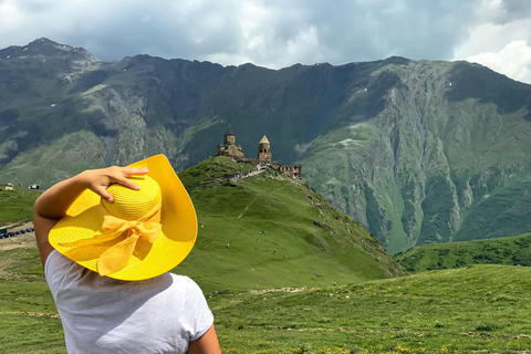 Desde Tiflis Excursión de un día a Ananuri, Gudauri y KazbegiSólo conductor