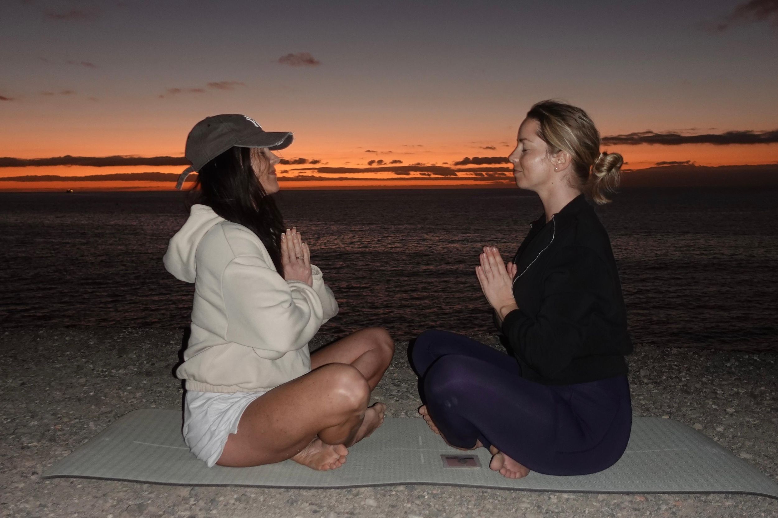 Teneriffa: Yoga zum Sonnenuntergang am Meer (nur für Frauen)