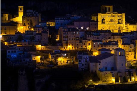 Cuenca: Nighttime Highlights Walking Tour in Spanish