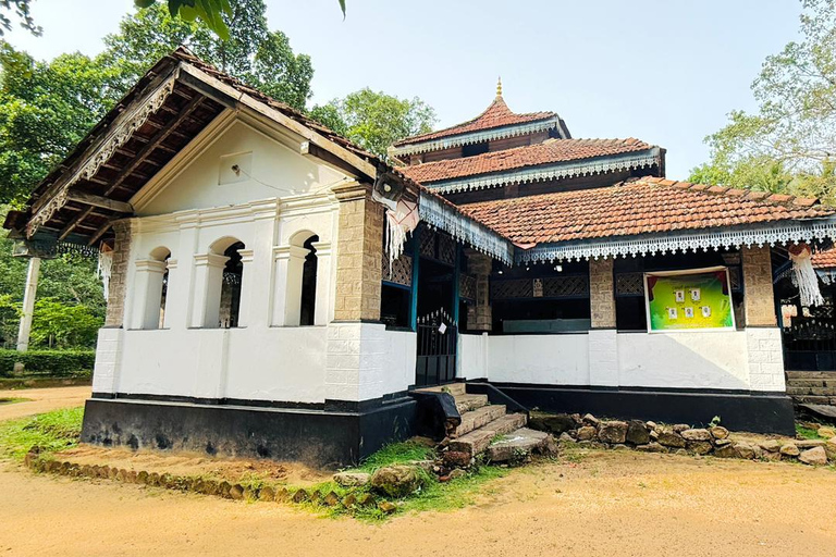 From Colombo: Gampaha District Temples & Jungle Hike Tour