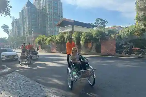 Ho Chi Minh City Sightseeing & Food Cycling Tour By Cyclo