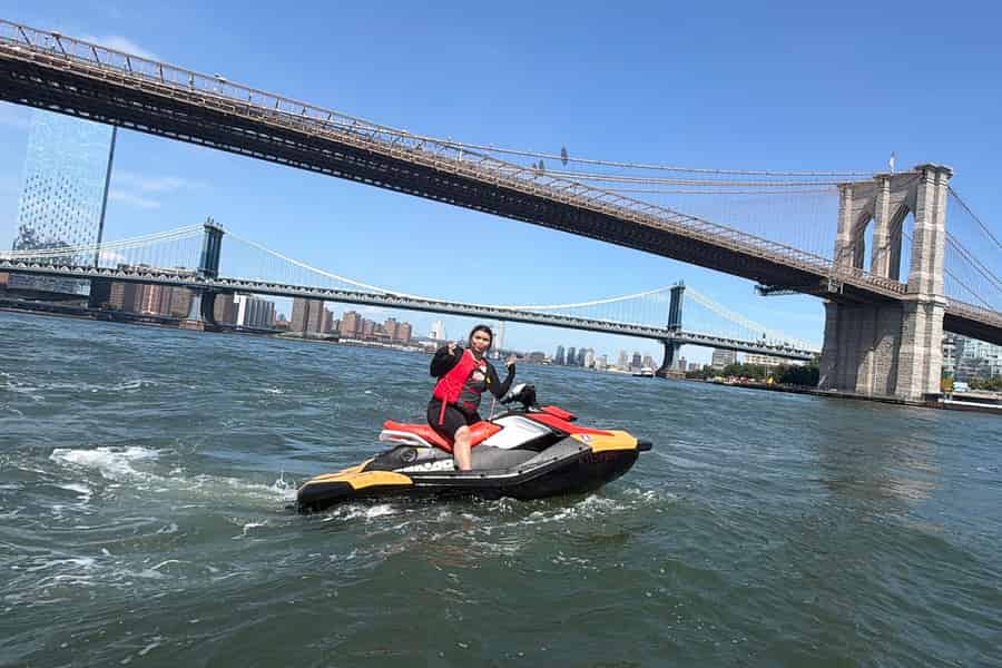 NYC: Jetski-Tour mit Blick auf die Skyline von Manhattan. Foto: GetYourGuide NYC: Jetski-Tour mit Blick auf die Skyline von Manhattan. Foto: GetYourGuide